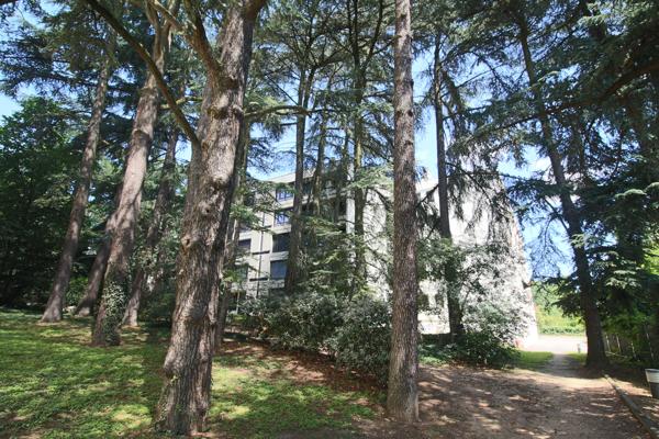 Appartement T4, prox mairie St Genis laval, place de parking et sa cave- au coeur d'une résidence arborée et s