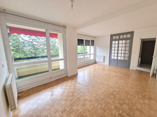 Appartement T4, prox mairie St Genis laval, place de parking et sa cave- au coeur d'une résidence arborée et s