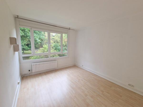 Appartement T4, prox mairie St Genis laval, place de parking et sa cave- au coeur d'une résidence arborée et s