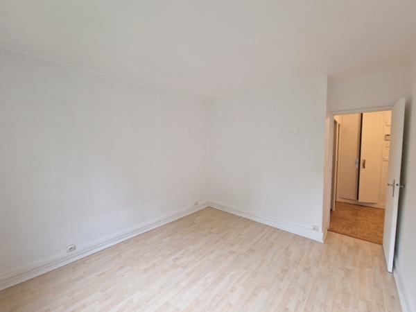 Appartement T4, prox mairie St Genis laval, place de parking et sa cave- au coeur d'une résidence arborée et s