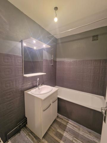 Appartement T4, prox mairie St Genis laval, place de parking et sa cave- au coeur d'une résidence arborée et s