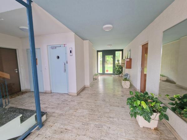Appartement T4, prox mairie St Genis laval, place de parking et sa cave- au coeur d'une résidence arborée et s