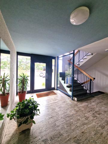 Appartement T4, prox mairie St Genis laval, place de parking et sa cave- au coeur d'une résidence arborée et s
