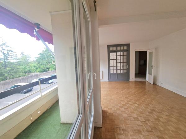 Appartement T4, prox mairie St Genis laval, place de parking et sa cave- au coeur d'une résidence arborée et s