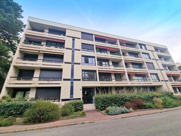 Appartement T4, prox mairie St Genis laval, place de parking et sa cave- au coeur d'une résidence arborée et s