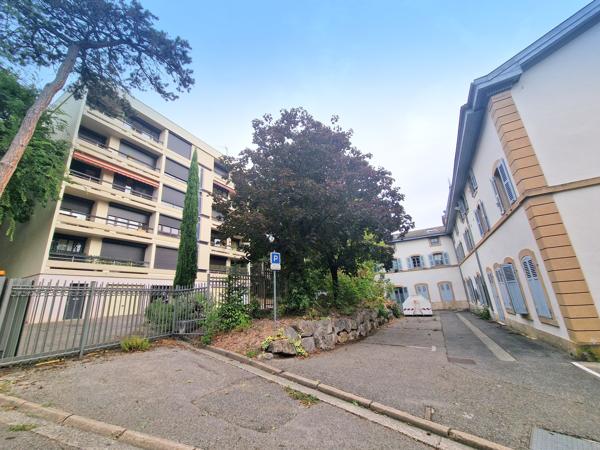 Appartement T4, prox mairie St Genis laval, place de parking et sa cave- au coeur d'une résidence arborée et s