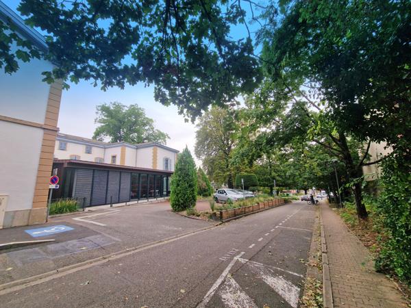 Appartement T4, prox mairie St Genis laval, place de parking et sa cave- au coeur d'une résidence arborée et s