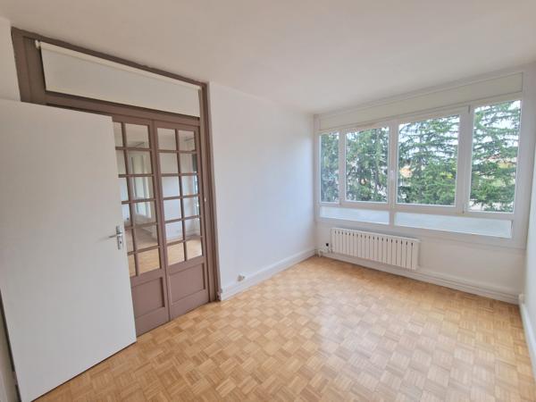 Appartement T4, prox mairie St Genis laval, place de parking et sa cave- au coeur d'une résidence arborée et s