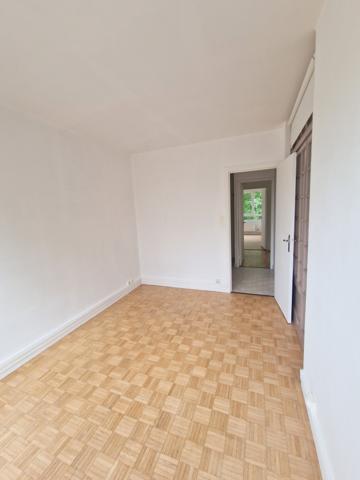 Appartement T4, prox mairie St Genis laval, place de parking et sa cave- au coeur d'une résidence arborée et s