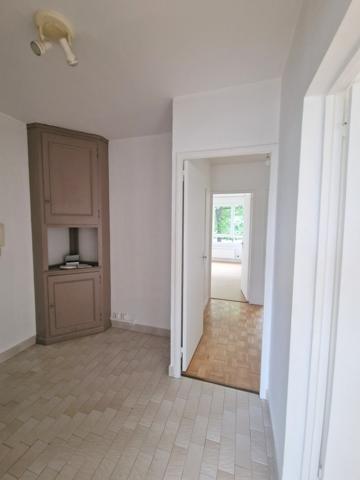 Appartement T4, prox mairie St Genis laval, place de parking et sa cave- au coeur d'une résidence arborée et s
