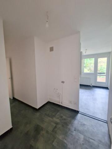 Appartement T4, prox mairie St Genis laval, place de parking et sa cave- au coeur d'une résidence arborée et s