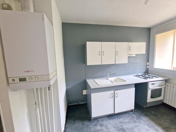 Appartement T4, prox mairie St Genis laval, place de parking et sa cave- au coeur d'une résidence arborée et s