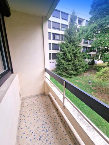 Appartement T4, prox mairie St Genis laval, place de parking et sa cave- au coeur d'une résidence arborée et s