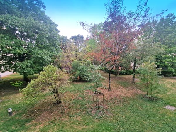 Appartement T4, prox mairie St Genis laval, place de parking et sa cave- au coeur d'une résidence arborée et s