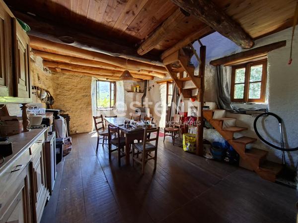 Maison de hameau en pierre à vendre à Saint-Germain-de-Calberte ? 157 m², 5 chambres, cour intérieure et vue sur la vallée