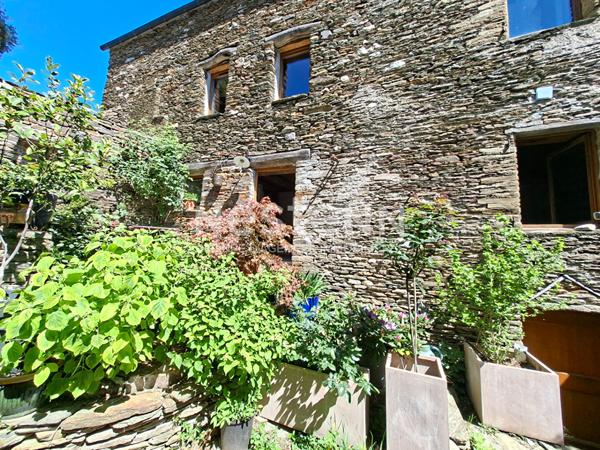 Maison de hameau en pierre à vendre à Saint-Germain-de-Calberte ? 157 m², 5 chambres, cour intérieure et vue sur la vallée