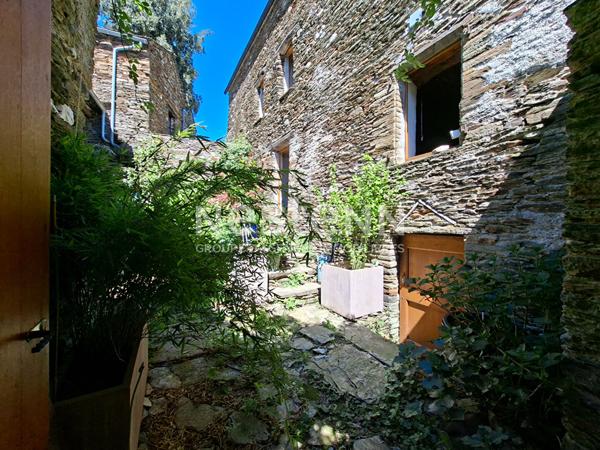 Maison de hameau en pierre à vendre à Saint-Germain-de-Calberte ? 157 m², 5 chambres, cour intérieure et vue sur la vallée