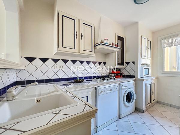 GOLFE JUAN - 3P - 62 m2 - Centre ville - Terrasse - Parking - Cave - Proche mer