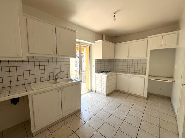 Villeneuve sur Lot, appartement de standing de 85,62 m² avec 2 chambres, situé dans un immeuble AVEC ASCENSEUR, boulevard de la Marine, proche des commodités et des parkings. Situé au 2ème étage, il a les atouts suivants : * Climatisation réversible * l , Villeneuve sur lot