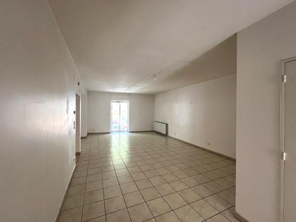 Villeneuve sur Lot, appartement de standing de 85,62 m² avec 2 chambres, situé dans un immeuble AVEC ASCENSEUR, boulevard de la Marine, proche des commodités et des parkings. Situé au 2ème étage, il a les atouts suivants : * Climatisation réversible * l , Villeneuve sur lot