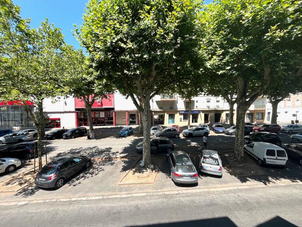 Villeneuve sur Lot, appartement de standing de 85,62 m² avec 2 chambres, situé dans un immeuble AVEC ASCENSEUR, boulevard de la Marine, proche des commodités et des parkings. Situé au 2ème étage, il a les atouts suivants : * Climatisation réversible * l , Villeneuve sur lot