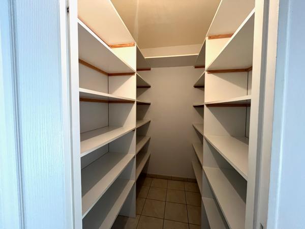 Villeneuve sur Lot, appartement de standing de 85,62 m² avec 2 chambres, situé dans un immeuble AVEC ASCENSEUR, boulevard de la Marine, proche des commodités et des parkings. Situé au 2ème étage, il a les atouts suivants : * Climatisation réversible * l , Villeneuve sur lot