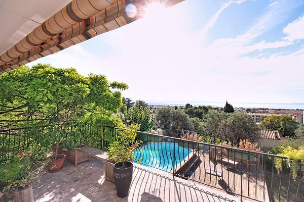 Maison familiale T7 de 210 m² avec vue panoramique sur l'étang , piscine hors-sol sur Vitrolles Nord