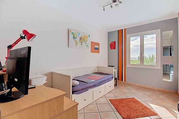 Maison familiale T7 de 210 m² avec vue panoramique sur l'étang , piscine hors-sol sur Vitrolles Nord