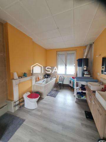 Proche de LENS, immeuble mixte rénové avec une habitation et un local commercial en activité