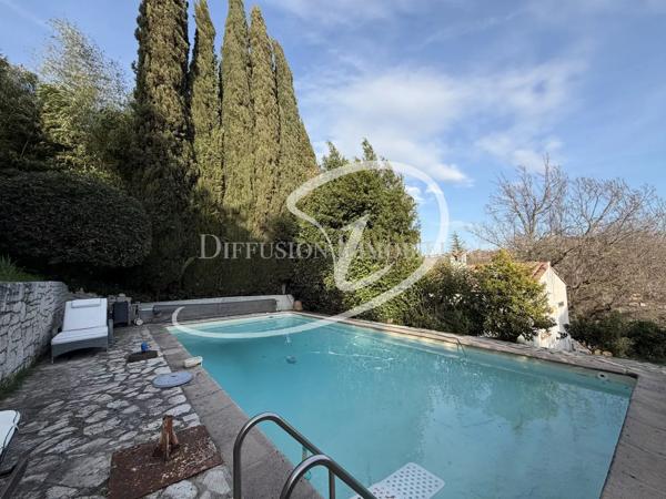 Maison  - 7 pièces  - 175.62 m² -  849 000 € - À vendre