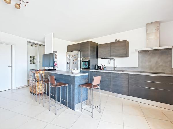 À vendre : Appartement 3 pièces 69 m2 à Marseille - Secteur Pointe Rouge