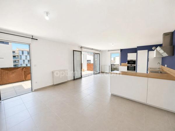 Appartement 3 pièces 83 m² - Dernier étage - Terrasse 18 m² - 2 Garages - Proche Ligne 2 Tram