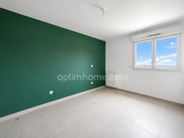 Appartement 3 pièces 83 m² - Dernier étage - Terrasse 18 m² - 2 Garages - Proche Ligne 2 Tram