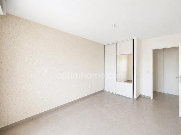 Appartement 3 pièces 83 m² - Dernier étage - Terrasse 18 m² - 2 Garages - Proche Ligne 2 Tram