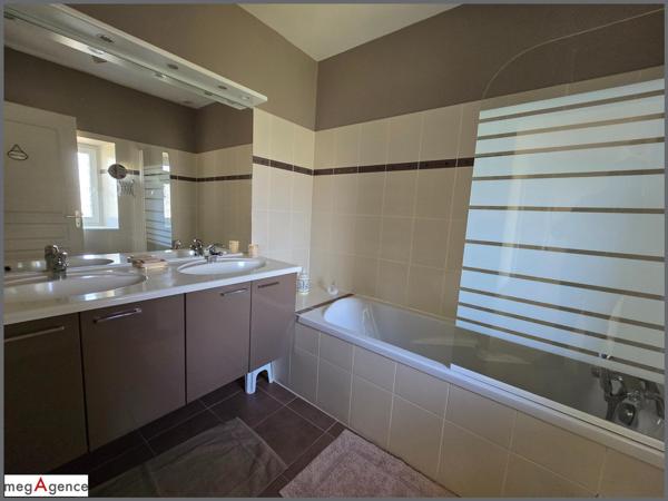 Maison à VILLEDIEU-LES-POELES, 50800 - 10 pièces 220m²