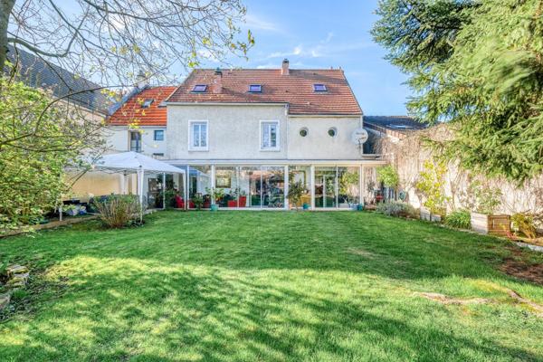 Grande maison - 4 chambres - beau jardin