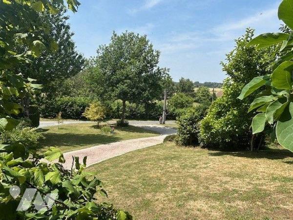 MAISON A VENDRE BAUGE EN ANJOU
Maison située 5 minutes de Baugé dans très bel environnement.
...