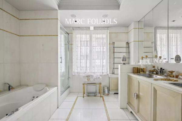 Paris XVI Passy appartement comme une maison avec terrasse et jardin