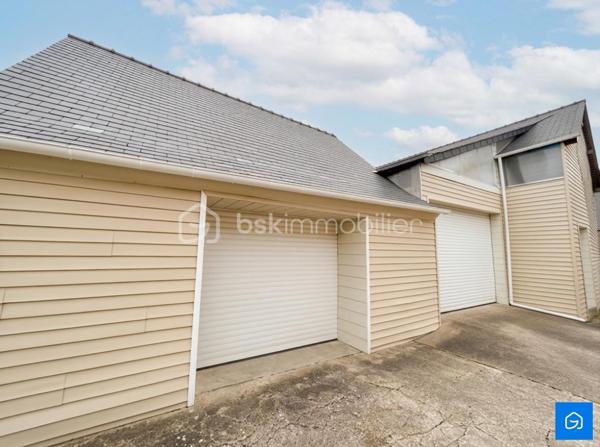 Au coeur de la commune de MESLAY-DU-MAINE découvrez cet ensemble Immobilier pour investisseur ou particulier comprenant une Maison d'Habitation d'environ 105m² + un Ancien espace professionnel d'environ 400m² au sol.

 La Maison d'Habitation comprend :

Un Séjour/Salon, une Cuisine Aménagée, 4 Chambres dont une Suite Parentale avec Salle d'eau, un WC, des Combles aménageables et une Cave.

L'Ancien espace professionnel comprend : 

Une ancienne surface de vente avec vitrine donnant sur rue, un Bureau, deux pièces de stockages, une Chaufferie, un Atelier avec Salle d'Eau, un Garage et un Entrepôt avec porte de Garage.

- DPE E
- GES E 
- Menuiseries PVC Double Vitrage
- Chauffage GAZ
- Toiture Ardoise et Charpente (refaites récemment)
- Assainissement collectif conforme

L'ensemble offre un fort potentiel pour un projet de création de logements locatifs, sous réserve des autorisations d'urbanisme.

Le tout sur une parcelle d'environ 530m².

N'hésitez pas à me contacter pour plus d'informations ou pour visiter !