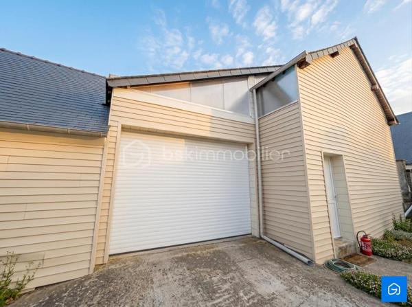 Au coeur de la commune de MESLAY-DU-MAINE découvrez cet ensemble Immobilier pour investisseur ou particulier comprenant une Maison d'Habitation d'environ 105m² + un Ancien espace professionnel d'environ 400m² au sol.

 La Maison d'Habitation comprend :

Un Séjour/Salon, une Cuisine Aménagée, 4 Chambres dont une Suite Parentale avec Salle d'eau, un WC, des Combles aménageables et une Cave.

L'Ancien espace professionnel comprend : 

Une ancienne surface de vente avec vitrine donnant sur rue, un Bureau, deux pièces de stockages, une Chaufferie, un Atelier avec Salle d'Eau, un Garage et un Entrepôt avec porte de Garage.

- DPE E
- GES E 
- Menuiseries PVC Double Vitrage
- Chauffage GAZ
- Toiture Ardoise et Charpente (refaites récemment)
- Assainissement collectif conforme

L'ensemble offre un fort potentiel pour un projet de création de logements locatifs, sous réserve des autorisations d'urbanisme.

Le tout sur une parcelle d'environ 530m².

N'hésitez pas à me contacter pour plus d'informations ou pour visiter !