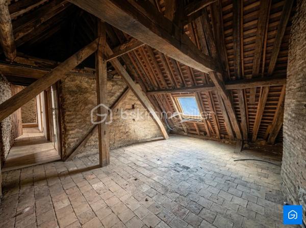 Au coeur de la commune de MESLAY-DU-MAINE découvrez cet ensemble Immobilier pour investisseur ou particulier comprenant une Maison d'Habitation d'environ 105m² + un Ancien espace professionnel d'environ 400m² au sol.

 La Maison d'Habitation comprend :

Un Séjour/Salon, une Cuisine Aménagée, 4 Chambres dont une Suite Parentale avec Salle d'eau, un WC, des Combles aménageables et une Cave.

L'Ancien espace professionnel comprend : 

Une ancienne surface de vente avec vitrine donnant sur rue, un Bureau, deux pièces de stockages, une Chaufferie, un Atelier avec Salle d'Eau, un Garage et un Entrepôt avec porte de Garage.

- DPE E
- GES E 
- Menuiseries PVC Double Vitrage
- Chauffage GAZ
- Toiture Ardoise et Charpente (refaites récemment)
- Assainissement collectif conforme

L'ensemble offre un fort potentiel pour un projet de création de logements locatifs, sous réserve des autorisations d'urbanisme.

Le tout sur une parcelle d'environ 530m².

N'hésitez pas à me contacter pour plus d'informations ou pour visiter !