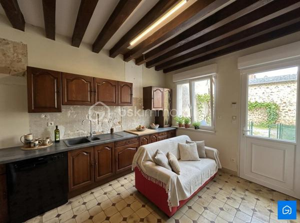 Au coeur de la commune de MESLAY-DU-MAINE découvrez cet ensemble Immobilier pour investisseur ou particulier comprenant une Maison d'Habitation d'environ 105m² + un Ancien espace professionnel d'environ 400m² au sol.

 La Maison d'Habitation comprend :

Un Séjour/Salon, une Cuisine Aménagée, 4 Chambres dont une Suite Parentale avec Salle d'eau, un WC, des Combles aménageables et une Cave.

L'Ancien espace professionnel comprend : 

Une ancienne surface de vente avec vitrine donnant sur rue, un Bureau, deux pièces de stockages, une Chaufferie, un Atelier avec Salle d'Eau, un Garage et un Entrepôt avec porte de Garage.

- DPE E
- GES E 
- Menuiseries PVC Double Vitrage
- Chauffage GAZ
- Toiture Ardoise et Charpente (refaites récemment)
- Assainissement collectif conforme

L'ensemble offre un fort potentiel pour un projet de création de logements locatifs, sous réserve des autorisations d'urbanisme.

Le tout sur une parcelle d'environ 530m².

N'hésitez pas à me contacter pour plus d'informations ou pour visiter !