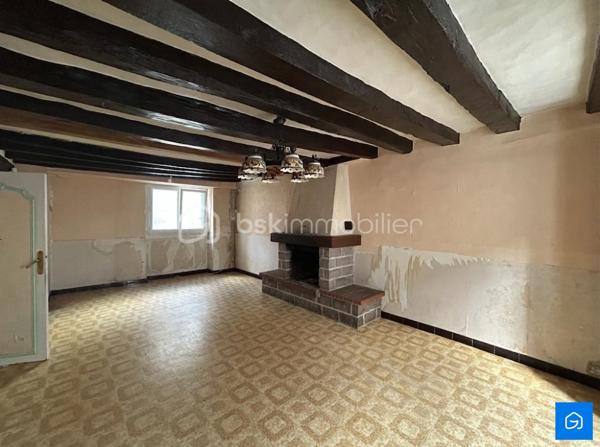 Au coeur de la commune de MESLAY-DU-MAINE découvrez cet ensemble Immobilier pour investisseur ou particulier comprenant une Maison d'Habitation d'environ 105m² + un Ancien espace professionnel d'environ 400m² au sol.

 La Maison d'Habitation comprend :

Un Séjour/Salon, une Cuisine Aménagée, 4 Chambres dont une Suite Parentale avec Salle d'eau, un WC, des Combles aménageables et une Cave.

L'Ancien espace professionnel comprend : 

Une ancienne surface de vente avec vitrine donnant sur rue, un Bureau, deux pièces de stockages, une Chaufferie, un Atelier avec Salle d'Eau, un Garage et un Entrepôt avec porte de Garage.

- DPE E
- GES E 
- Menuiseries PVC Double Vitrage
- Chauffage GAZ
- Toiture Ardoise et Charpente (refaites récemment)
- Assainissement collectif conforme

L'ensemble offre un fort potentiel pour un projet de création de logements locatifs, sous réserve des autorisations d'urbanisme.

Le tout sur une parcelle d'environ 530m².

N'hésitez pas à me contacter pour plus d'informations ou pour visiter !