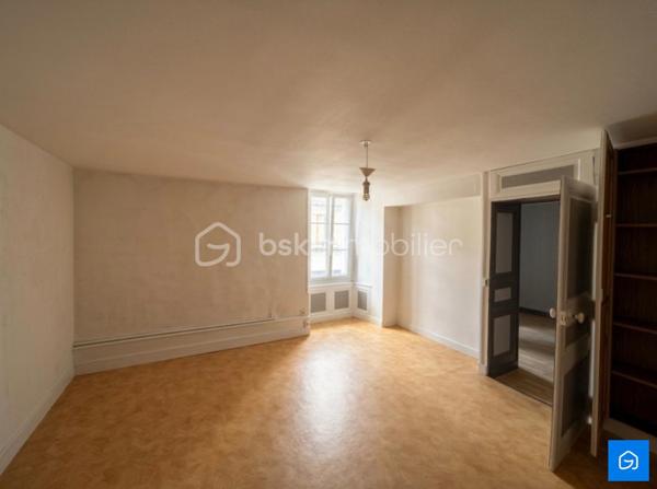 Au coeur de la commune de MESLAY-DU-MAINE découvrez cet ensemble Immobilier pour investisseur ou particulier comprenant une Maison d'Habitation d'environ 105m² + un Ancien espace professionnel d'environ 400m² au sol.

 La Maison d'Habitation comprend :

Un Séjour/Salon, une Cuisine Aménagée, 4 Chambres dont une Suite Parentale avec Salle d'eau, un WC, des Combles aménageables et une Cave.

L'Ancien espace professionnel comprend : 

Une ancienne surface de vente avec vitrine donnant sur rue, un Bureau, deux pièces de stockages, une Chaufferie, un Atelier avec Salle d'Eau, un Garage et un Entrepôt avec porte de Garage.

- DPE E
- GES E 
- Menuiseries PVC Double Vitrage
- Chauffage GAZ
- Toiture Ardoise et Charpente (refaites récemment)
- Assainissement collectif conforme

L'ensemble offre un fort potentiel pour un projet de création de logements locatifs, sous réserve des autorisations d'urbanisme.

Le tout sur une parcelle d'environ 530m².

N'hésitez pas à me contacter pour plus d'informations ou pour visiter !