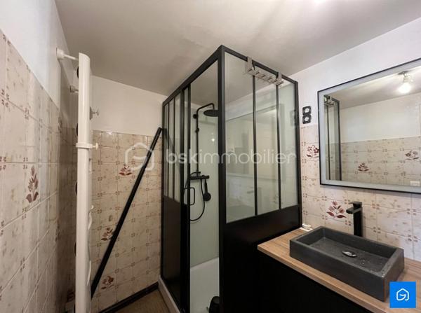 Au coeur de la commune de MESLAY-DU-MAINE découvrez cet ensemble Immobilier pour investisseur ou particulier comprenant une Maison d'Habitation d'environ 105m² + un Ancien espace professionnel d'environ 400m² au sol.

 La Maison d'Habitation comprend :

Un Séjour/Salon, une Cuisine Aménagée, 4 Chambres dont une Suite Parentale avec Salle d'eau, un WC, des Combles aménageables et une Cave.

L'Ancien espace professionnel comprend : 

Une ancienne surface de vente avec vitrine donnant sur rue, un Bureau, deux pièces de stockages, une Chaufferie, un Atelier avec Salle d'Eau, un Garage et un Entrepôt avec porte de Garage.

- DPE E
- GES E 
- Menuiseries PVC Double Vitrage
- Chauffage GAZ
- Toiture Ardoise et Charpente (refaites récemment)
- Assainissement collectif conforme

L'ensemble offre un fort potentiel pour un projet de création de logements locatifs, sous réserve des autorisations d'urbanisme.

Le tout sur une parcelle d'environ 530m².

N'hésitez pas à me contacter pour plus d'informations ou pour visiter !