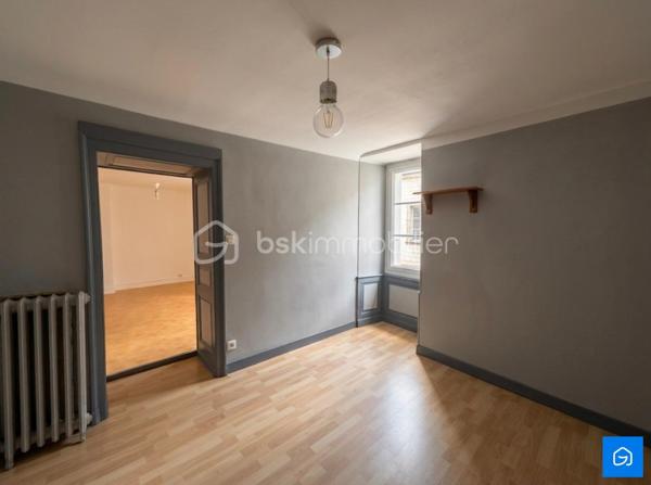 Au coeur de la commune de MESLAY-DU-MAINE découvrez cet ensemble Immobilier pour investisseur ou particulier comprenant une Maison d'Habitation d'environ 105m² + un Ancien espace professionnel d'environ 400m² au sol.

 La Maison d'Habitation comprend :

Un Séjour/Salon, une Cuisine Aménagée, 4 Chambres dont une Suite Parentale avec Salle d'eau, un WC, des Combles aménageables et une Cave.

L'Ancien espace professionnel comprend : 

Une ancienne surface de vente avec vitrine donnant sur rue, un Bureau, deux pièces de stockages, une Chaufferie, un Atelier avec Salle d'Eau, un Garage et un Entrepôt avec porte de Garage.

- DPE E
- GES E 
- Menuiseries PVC Double Vitrage
- Chauffage GAZ
- Toiture Ardoise et Charpente (refaites récemment)
- Assainissement collectif conforme

L'ensemble offre un fort potentiel pour un projet de création de logements locatifs, sous réserve des autorisations d'urbanisme.

Le tout sur une parcelle d'environ 530m².

N'hésitez pas à me contacter pour plus d'informations ou pour visiter !