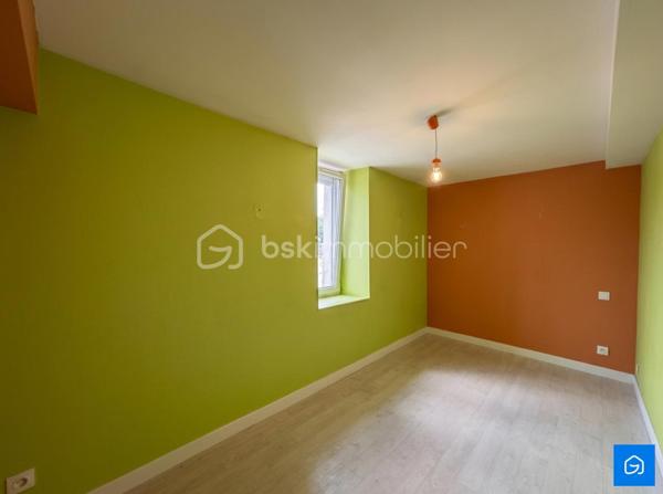 Au coeur de la commune de MESLAY-DU-MAINE découvrez cet ensemble Immobilier pour investisseur ou particulier comprenant une Maison d'Habitation d'environ 105m² + un Ancien espace professionnel d'environ 400m² au sol.

 La Maison d'Habitation comprend :

Un Séjour/Salon, une Cuisine Aménagée, 4 Chambres dont une Suite Parentale avec Salle d'eau, un WC, des Combles aménageables et une Cave.

L'Ancien espace professionnel comprend : 

Une ancienne surface de vente avec vitrine donnant sur rue, un Bureau, deux pièces de stockages, une Chaufferie, un Atelier avec Salle d'Eau, un Garage et un Entrepôt avec porte de Garage.

- DPE E
- GES E 
- Menuiseries PVC Double Vitrage
- Chauffage GAZ
- Toiture Ardoise et Charpente (refaites récemment)
- Assainissement collectif conforme

L'ensemble offre un fort potentiel pour un projet de création de logements locatifs, sous réserve des autorisations d'urbanisme.

Le tout sur une parcelle d'environ 530m².

N'hésitez pas à me contacter pour plus d'informations ou pour visiter !