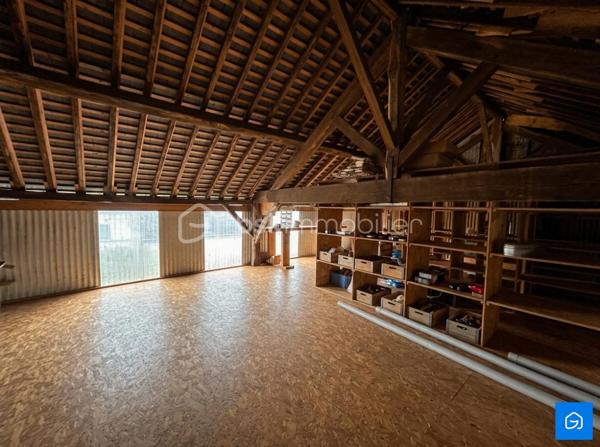 Au coeur de la commune de MESLAY-DU-MAINE découvrez cet ensemble Immobilier pour investisseur ou particulier comprenant une Maison d'Habitation d'environ 105m² + un Ancien espace professionnel d'environ 400m² au sol.

 La Maison d'Habitation comprend :

Un Séjour/Salon, une Cuisine Aménagée, 4 Chambres dont une Suite Parentale avec Salle d'eau, un WC, des Combles aménageables et une Cave.

L'Ancien espace professionnel comprend : 

Une ancienne surface de vente avec vitrine donnant sur rue, un Bureau, deux pièces de stockages, une Chaufferie, un Atelier avec Salle d'Eau, un Garage et un Entrepôt avec porte de Garage.

- DPE E
- GES E 
- Menuiseries PVC Double Vitrage
- Chauffage GAZ
- Toiture Ardoise et Charpente (refaites récemment)
- Assainissement collectif conforme

L'ensemble offre un fort potentiel pour un projet de création de logements locatifs, sous réserve des autorisations d'urbanisme.

Le tout sur une parcelle d'environ 530m².

N'hésitez pas à me contacter pour plus d'informations ou pour visiter !