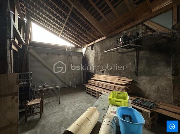 Au coeur de la commune de MESLAY-DU-MAINE découvrez cet ensemble Immobilier pour investisseur ou particulier comprenant une Maison d'Habitation d'environ 105m² + un Ancien espace professionnel d'environ 400m² au sol.

 La Maison d'Habitation comprend :

Un Séjour/Salon, une Cuisine Aménagée, 4 Chambres dont une Suite Parentale avec Salle d'eau, un WC, des Combles aménageables et une Cave.

L'Ancien espace professionnel comprend : 

Une ancienne surface de vente avec vitrine donnant sur rue, un Bureau, deux pièces de stockages, une Chaufferie, un Atelier avec Salle d'Eau, un Garage et un Entrepôt avec porte de Garage.

- DPE E
- GES E 
- Menuiseries PVC Double Vitrage
- Chauffage GAZ
- Toiture Ardoise et Charpente (refaites récemment)
- Assainissement collectif conforme

L'ensemble offre un fort potentiel pour un projet de création de logements locatifs, sous réserve des autorisations d'urbanisme.

Le tout sur une parcelle d'environ 530m².

N'hésitez pas à me contacter pour plus d'informations ou pour visiter !