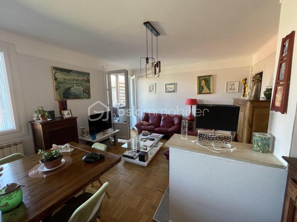 Dans résidence calme et bien habitée, vous n’avez plus qu’à poser vos valises et vos meubles, pour habiter ce superbe T2 traversant composé d’une entrée,  d’un salon salle à manger, d’une grande chambre, d’une salle d’eau, d’un wc séparé, de deux balcons, d’une cave, ainsi que d’un garage privé fermé dans la cour en accès direct.
